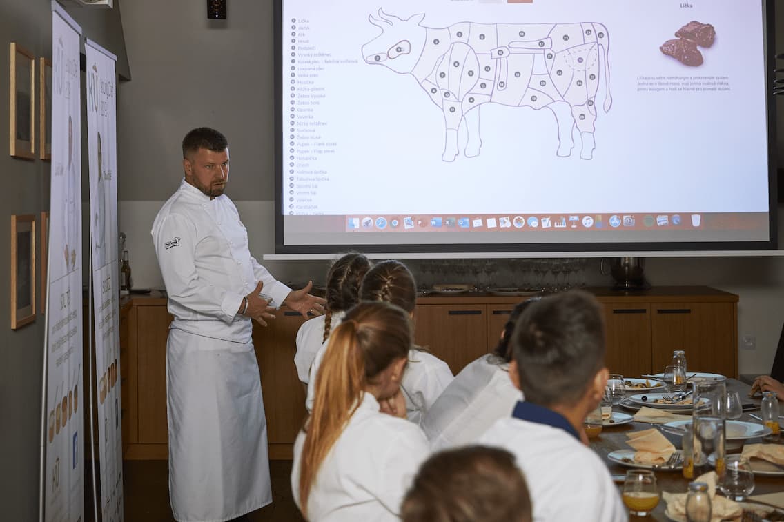 Pedagog přednáší teorii a u toho používá instruktážní videa z KU